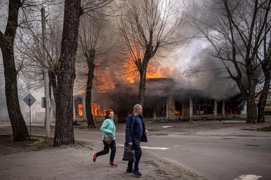 Residenti in fuga durante un bombardamento a Severodonetsk