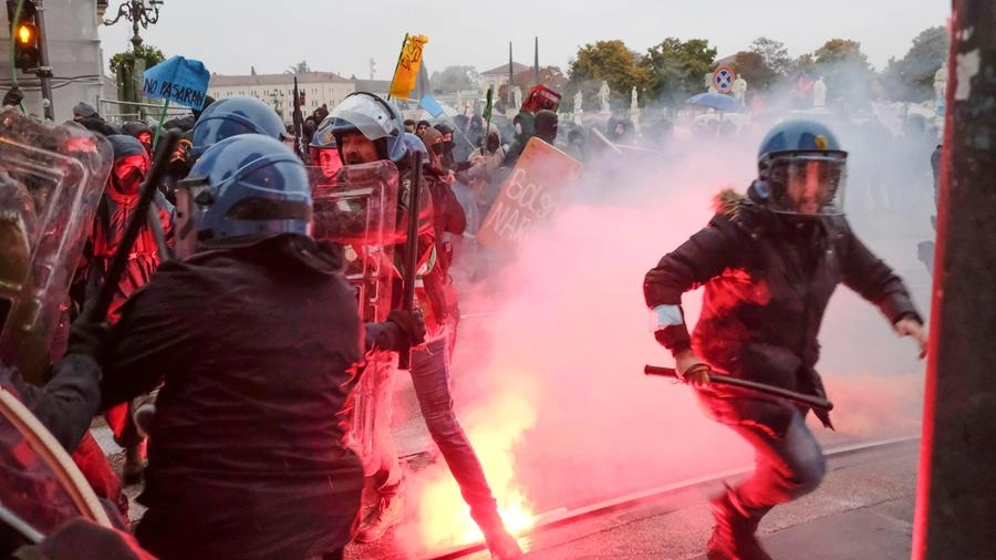 Padova visita di Bolsonaro scontri tra polizia e attivisti