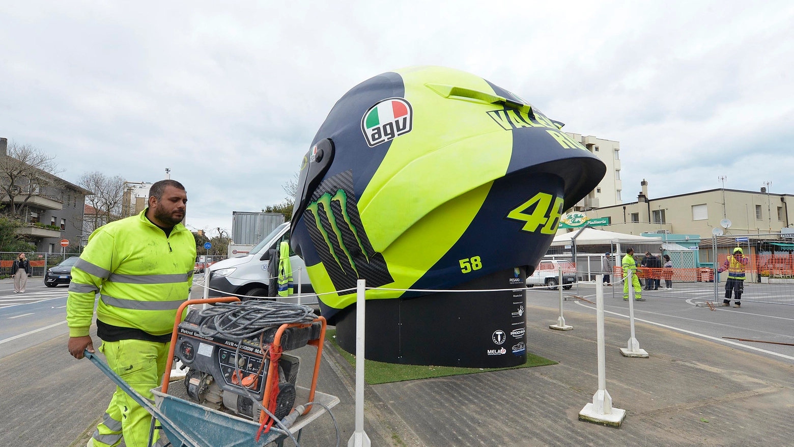 Riqualificazione di Piazzale D'Annunzio, il casco di Valentino Rossi