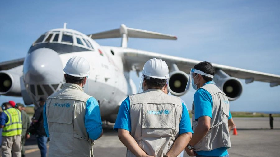Staff dell'Unicef all'arrivo di un aereo con un carico di vaccini in Venezuela