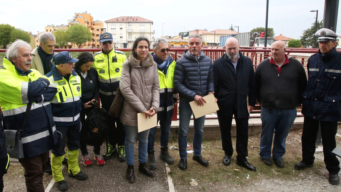 Al centro l’assessora Francesca Lucchi, il sindaco Paolo Lucchi e il presidente della Regione, Stefano Bonaccini, con forze dell’ordine e protezione civile