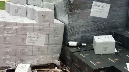 Bottiglie in frantumi e caos nel magazzino dell’azienda agricola Lucarelli, a Calcinelli