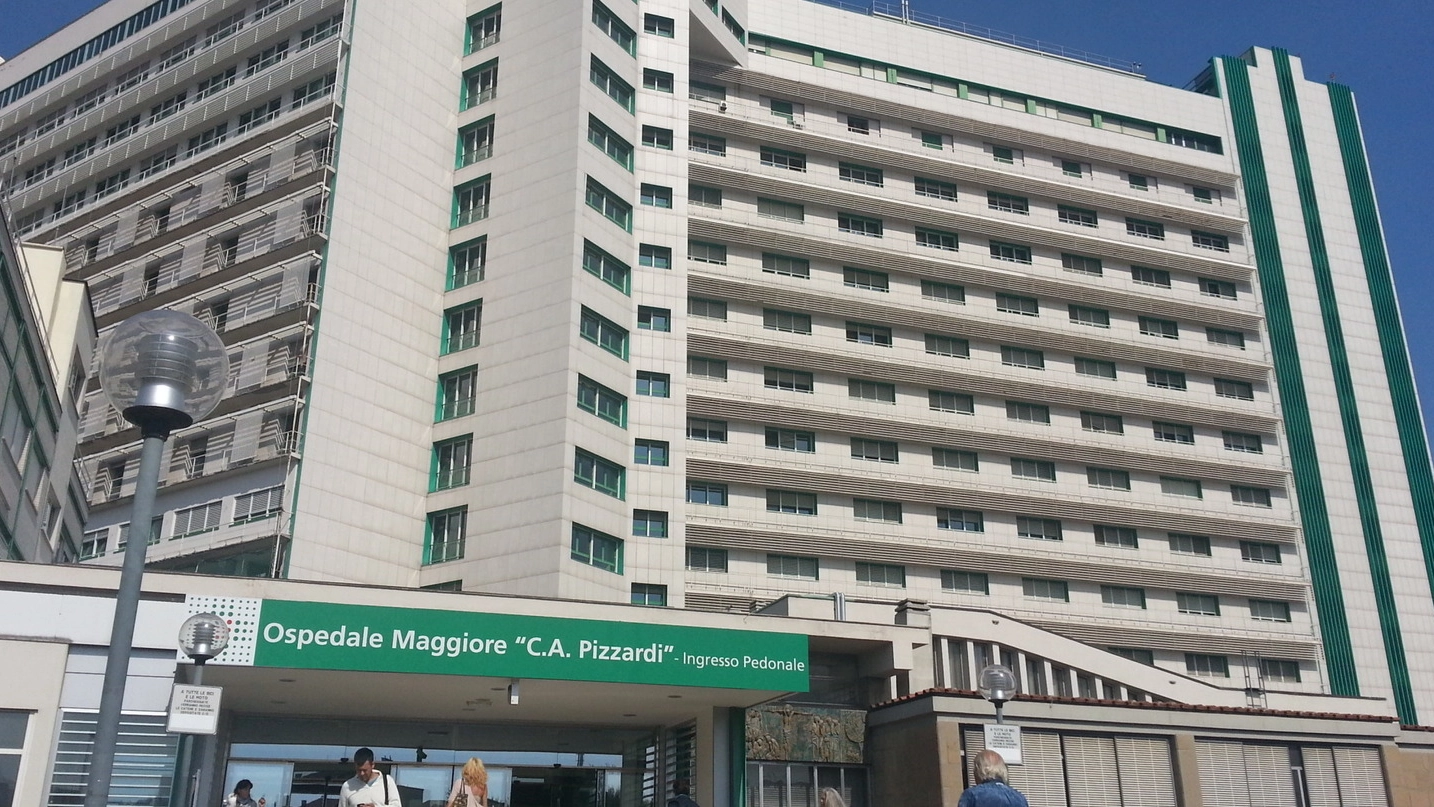 Nella foto, l’entrata pedonale dell’Ospedale Maggiore “C.A. Pizzardi”
