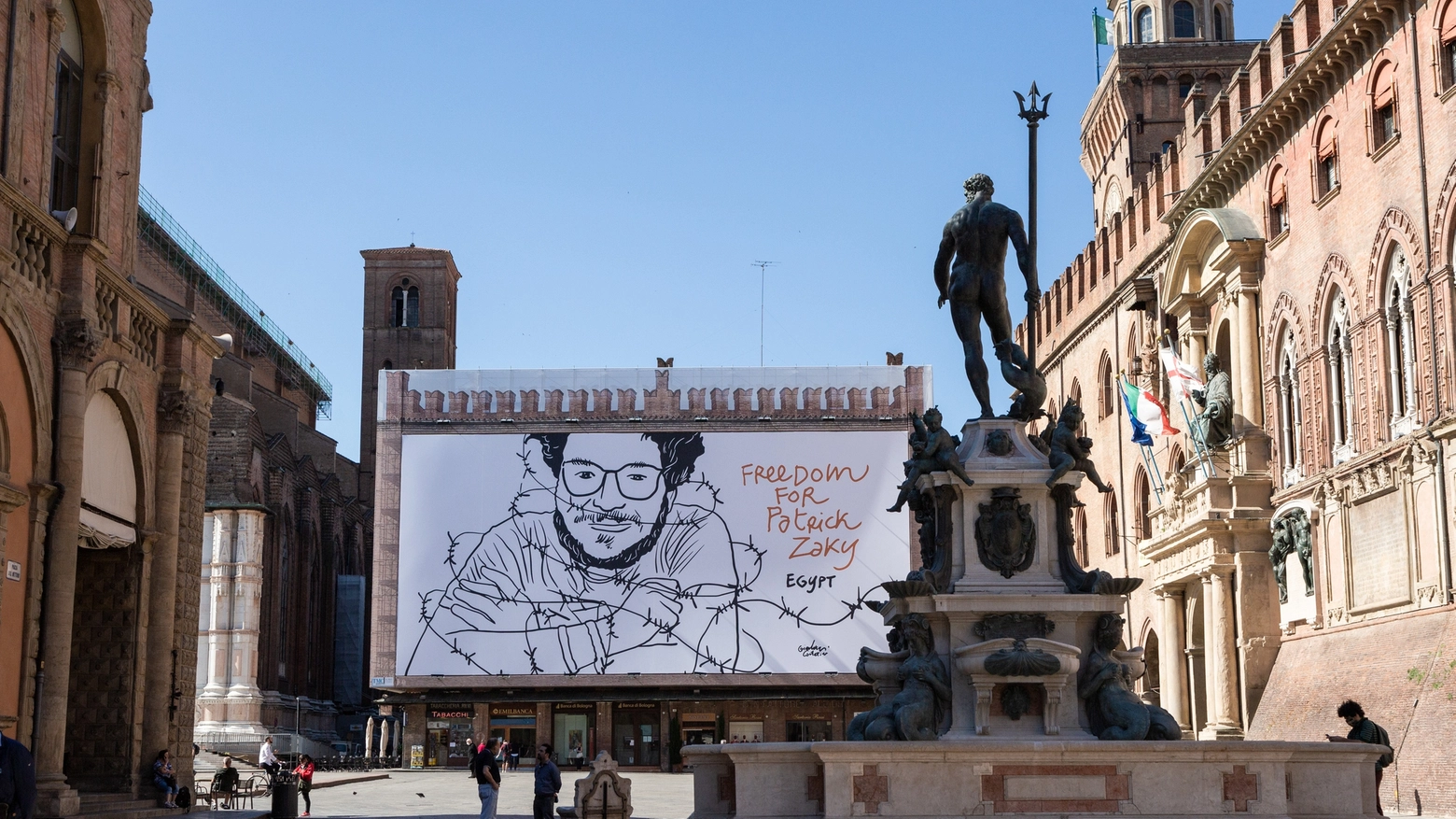 La gigantografia per Patrick Zaki  in piazza Maggiore