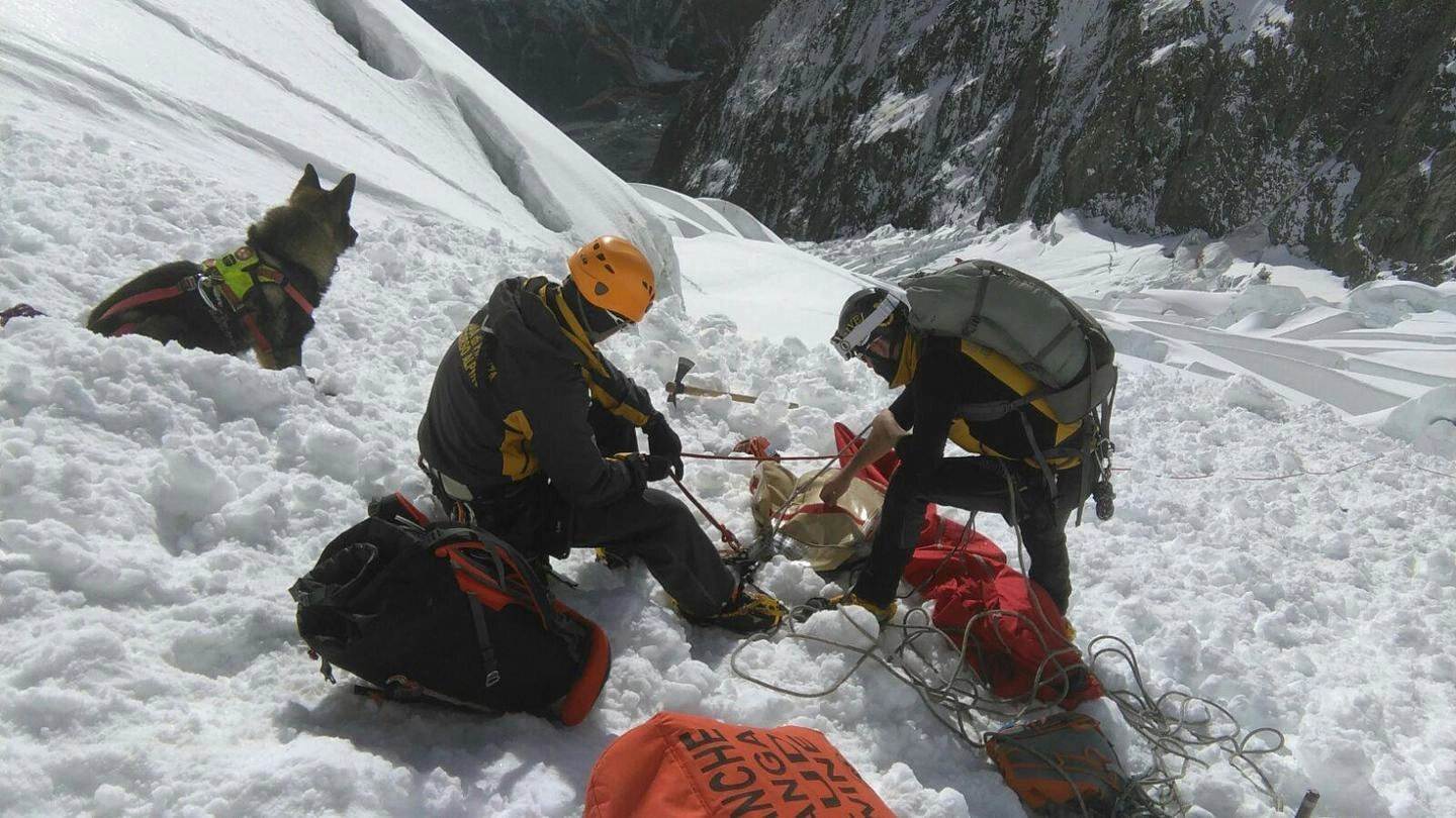 L'intervento di recupero del soccorso alpino dopo una valanga (foto d'archivio)