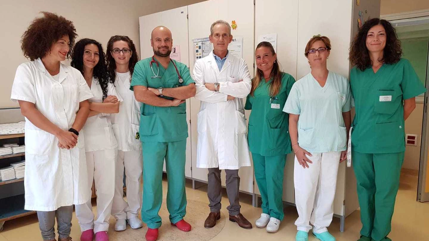 Il primario facente funzione Alberto Scartozzi con Lucia Ercoli e il personale del reparto