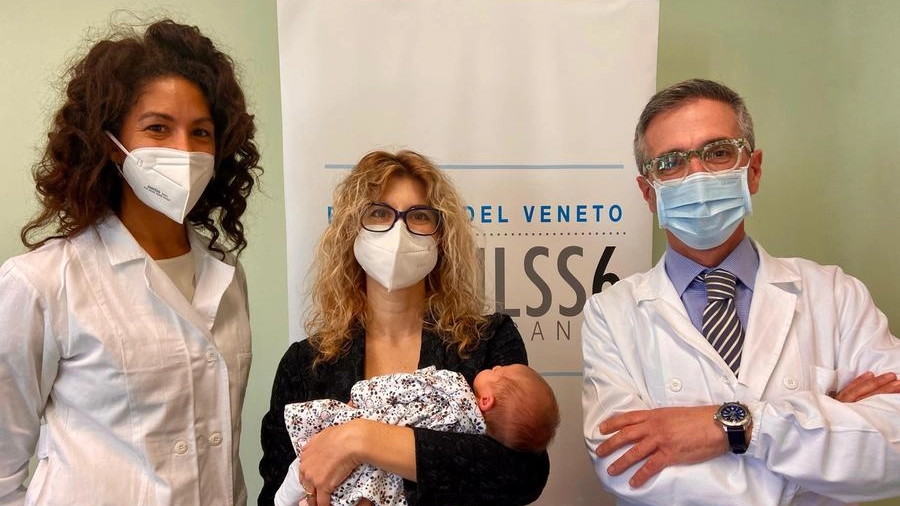 Anna Parolo, immunologa dell’Ulss Euganea, 36 anni, a destra, ha in braccio Valentina