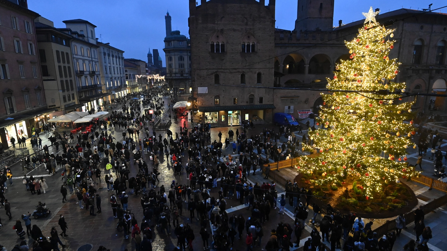 Folla in centro a Bologna per lo shopping sabato 12 dicembre (FotoSchicchi)