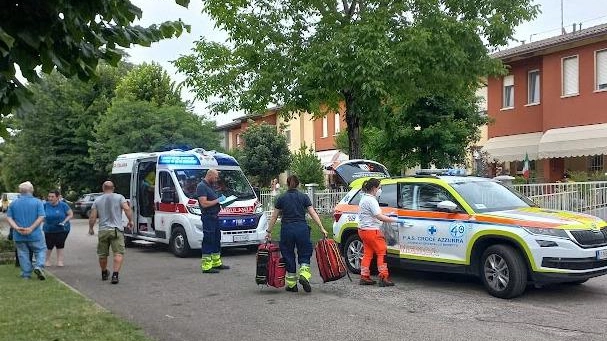 Cade e batte la testa: in elicottero a Parma