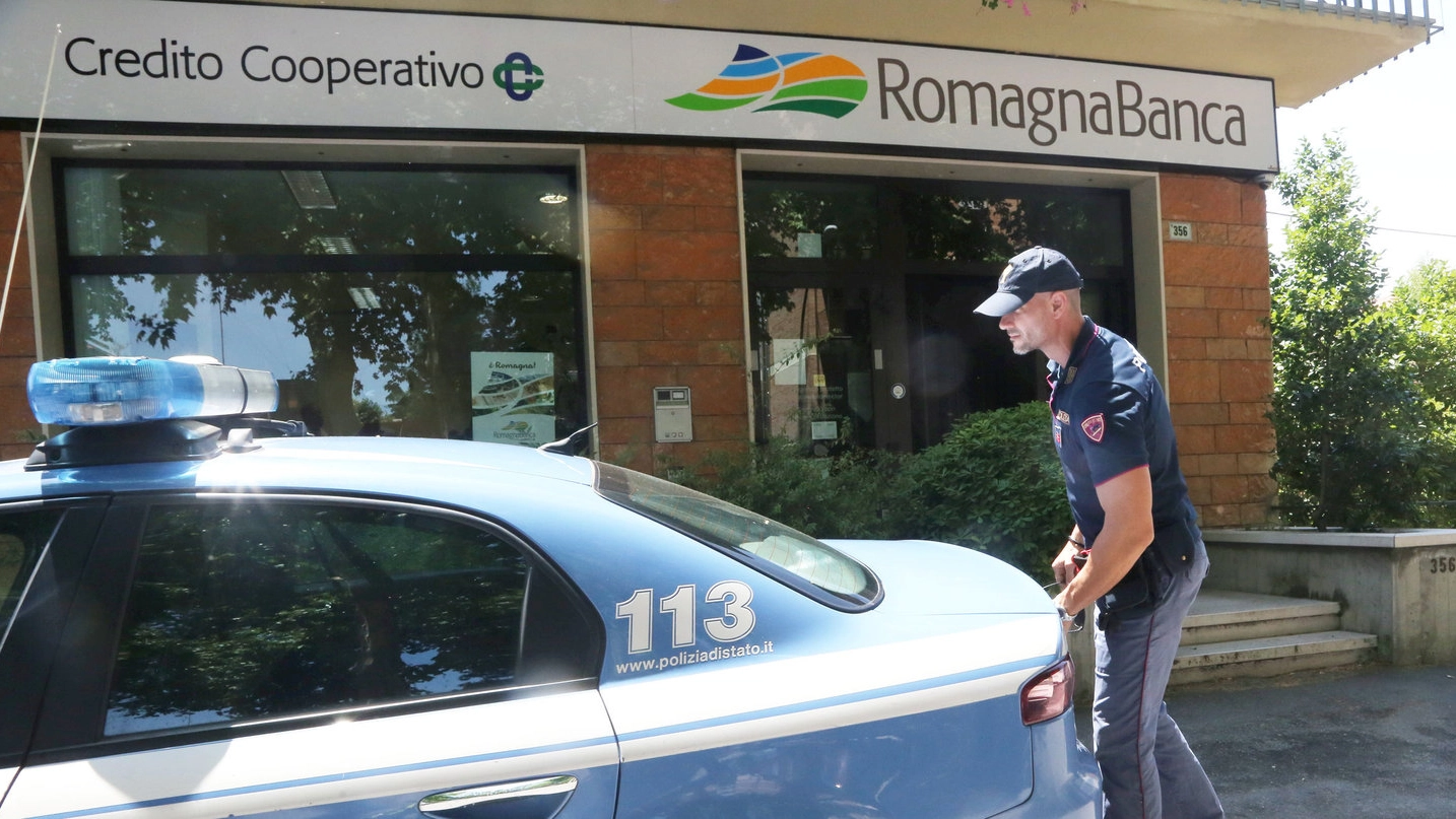 Una volante della polizia davanti alla banca rapinata il 5 giugno scorso