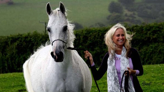 L’attrice britannica Susan George insieme ad uno dei suoi amati cavalli di razza araba