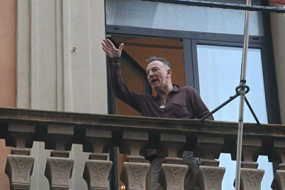 Bruce Springsteen affacciato alla terrazza dell'hotel Baglioni (Schicchi)