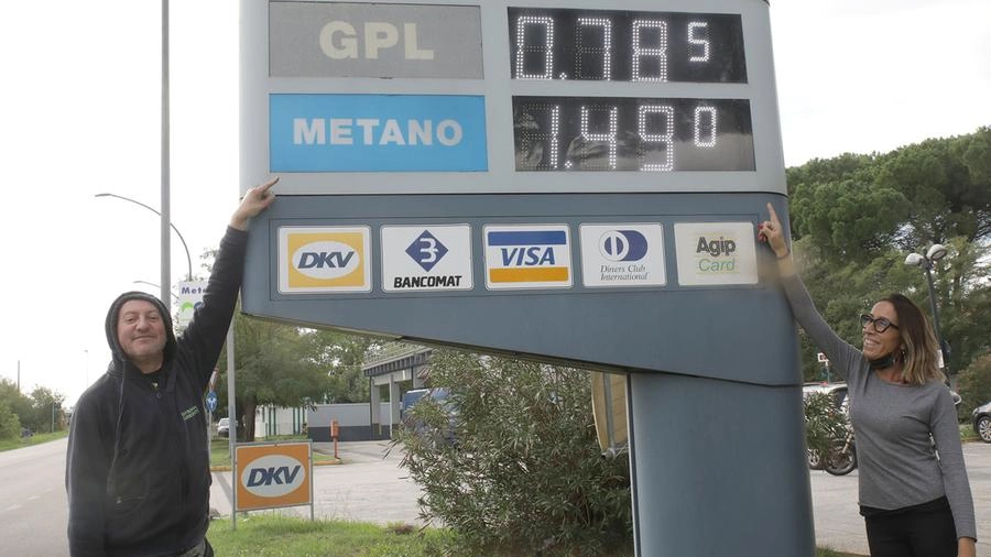 Un’insegna che mostra prezzi del metano raddoppiati a Ravenna rispetto a un anno fa