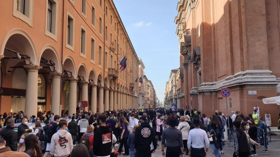 Bologna, folla in centro (Foto Dire)