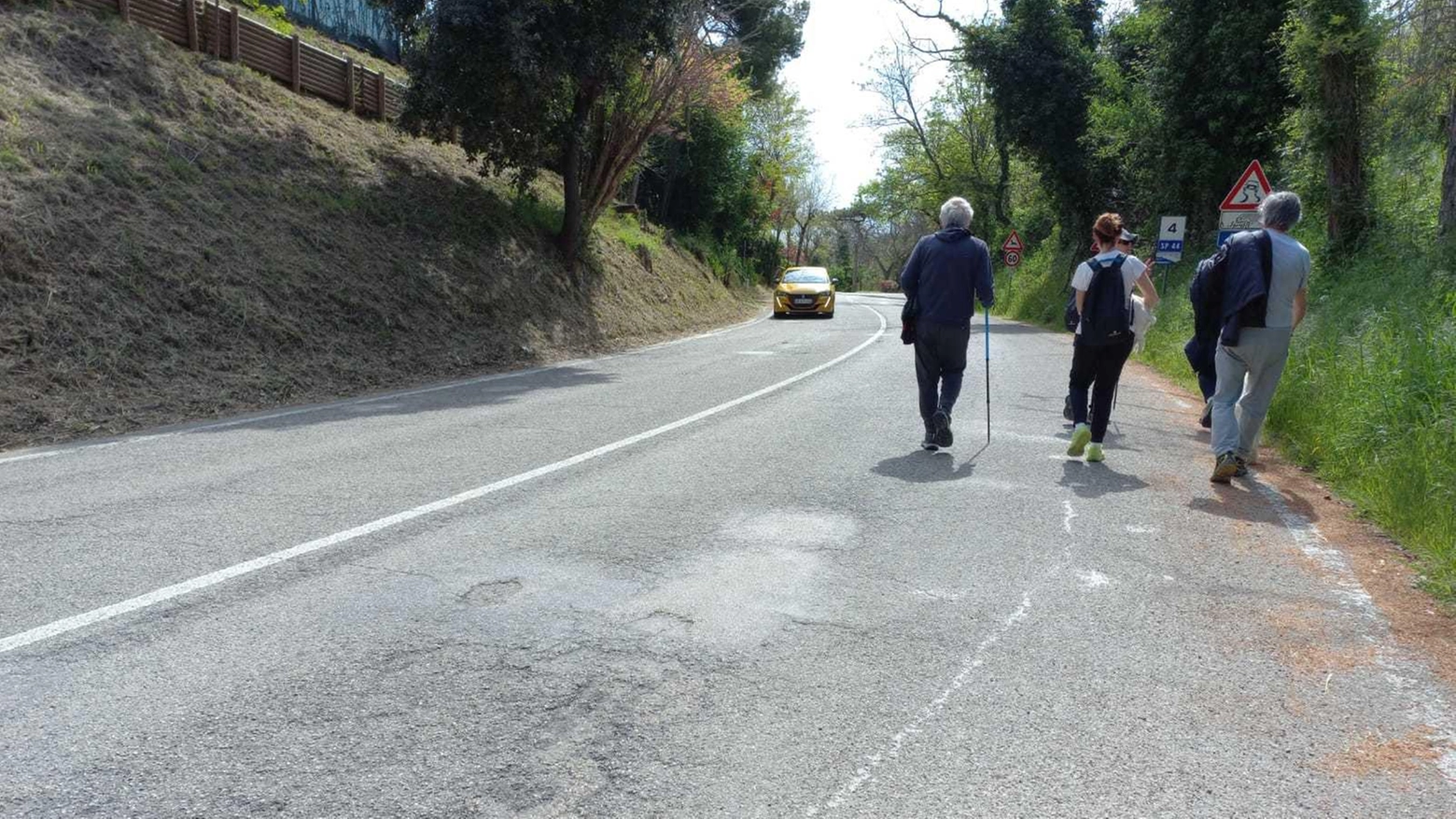 San Bartolo, divieti infranti  "Assediati da auto e moto"