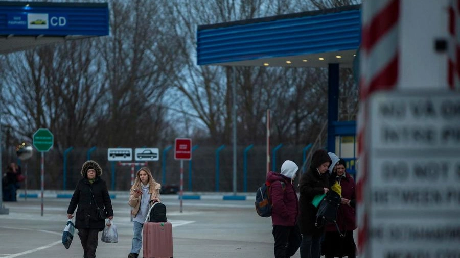 Profughi ucraini passano il confine con la Moldavia