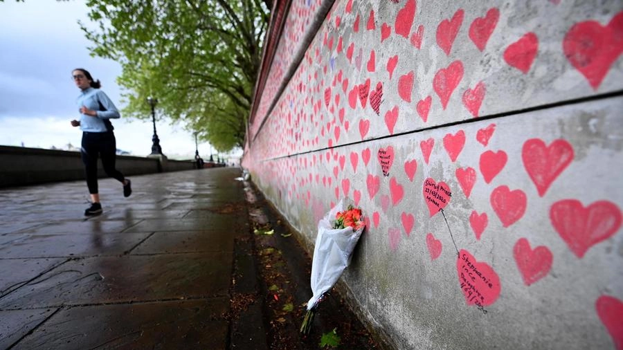 Un muro di Londra ricorda le vittime della pandemia nel Paese
