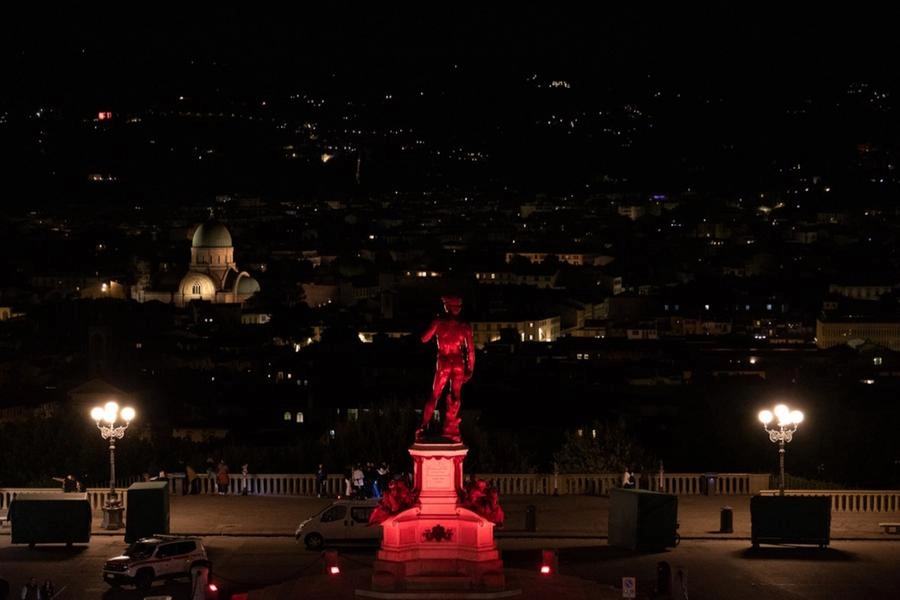 Il David al Piazzale Michelangelo illuminato di rosso 