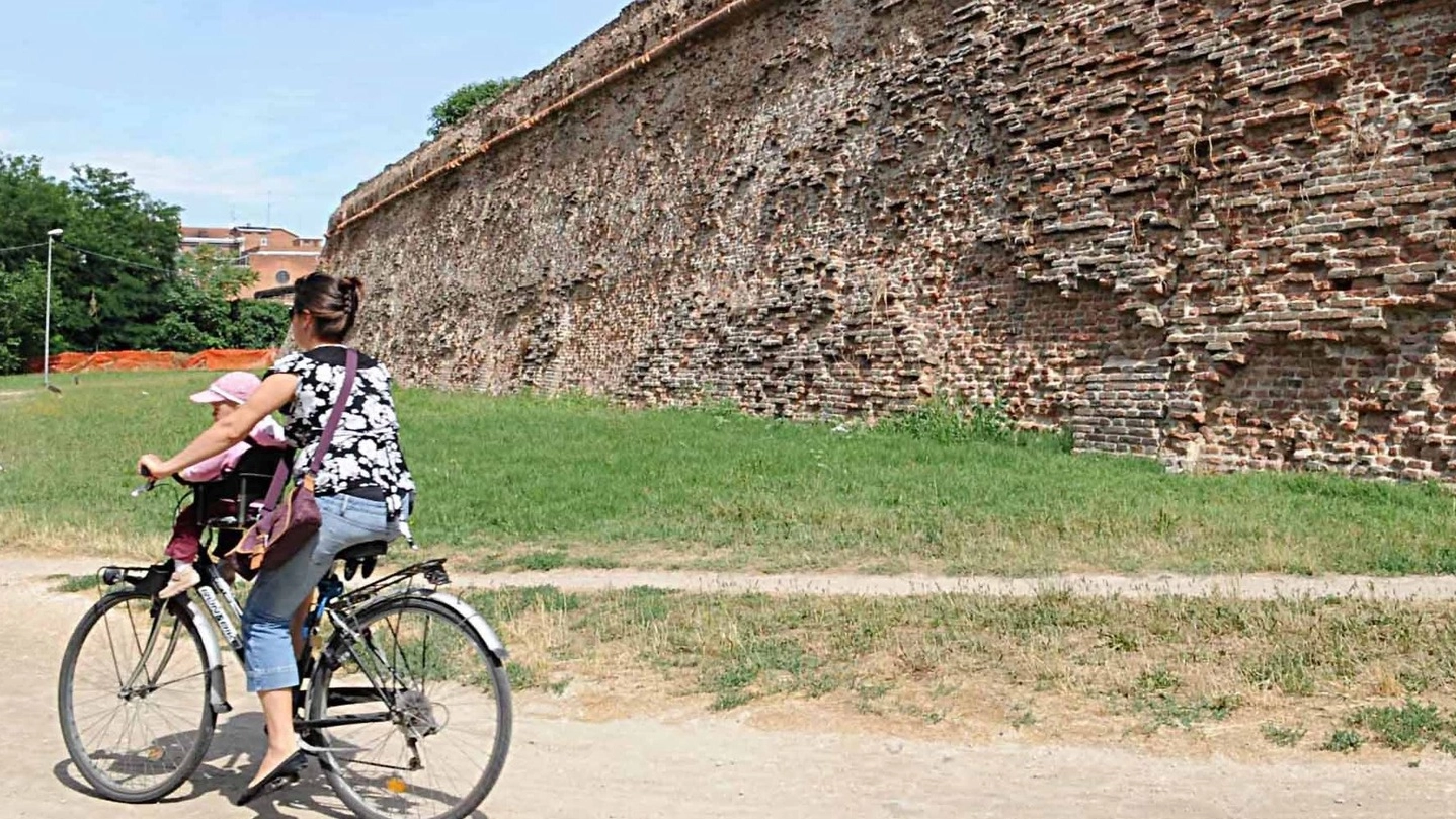 Un tratto delle bellissime mura di Ferrara, dove ha colpito il rapinatore 