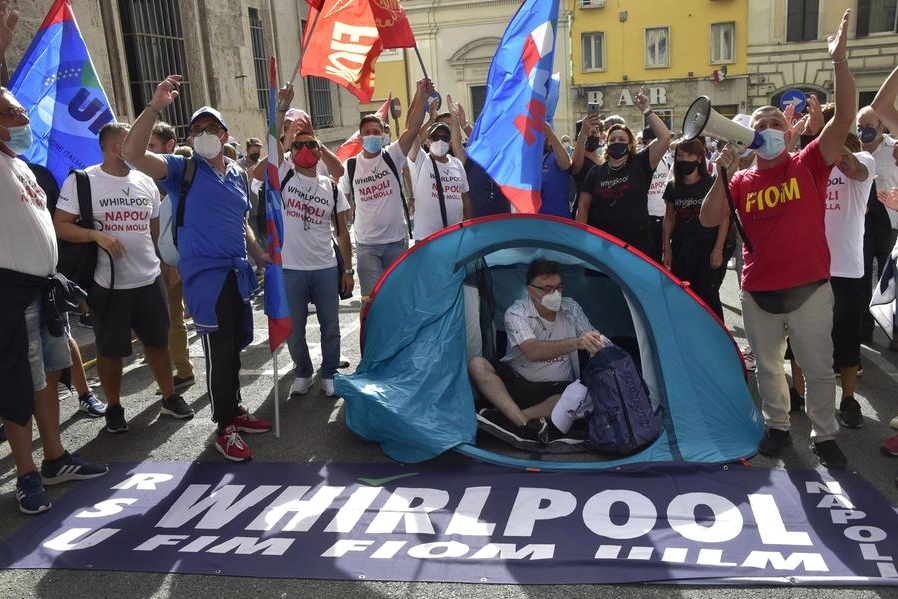 I lavoratori Whirlpool di Napoli con le tende sotto il Mise a Roma
