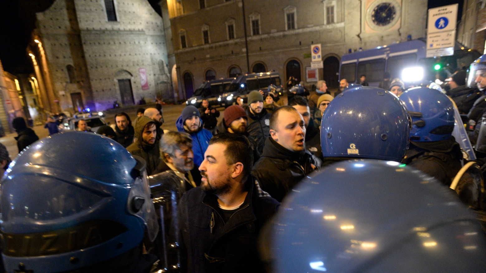Mirco Ottaviani (a destra) durante gli scontri con la polizia a Macerata