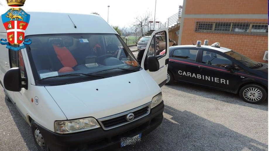 Il furgone usato dalla banda del buco vicino all'auto dei carabinieri