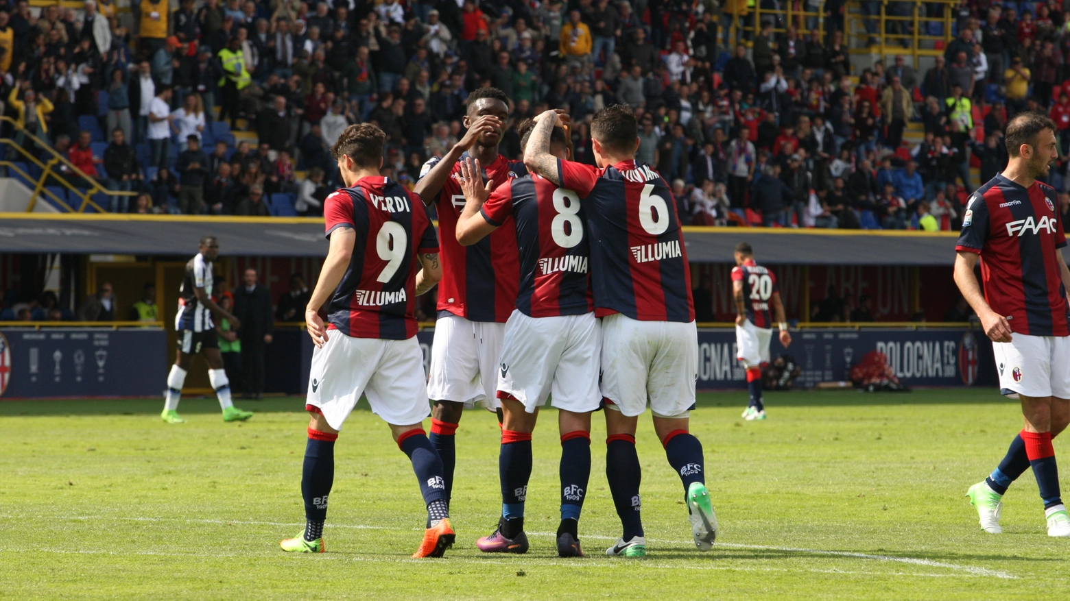 La gioia del Bologna dopo il gol di Taider (foto Schicchi)