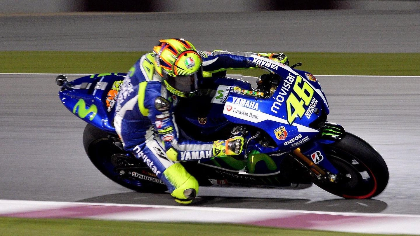 Valentino Rossi in pista con la sua Yamaha (Foto Ansa)