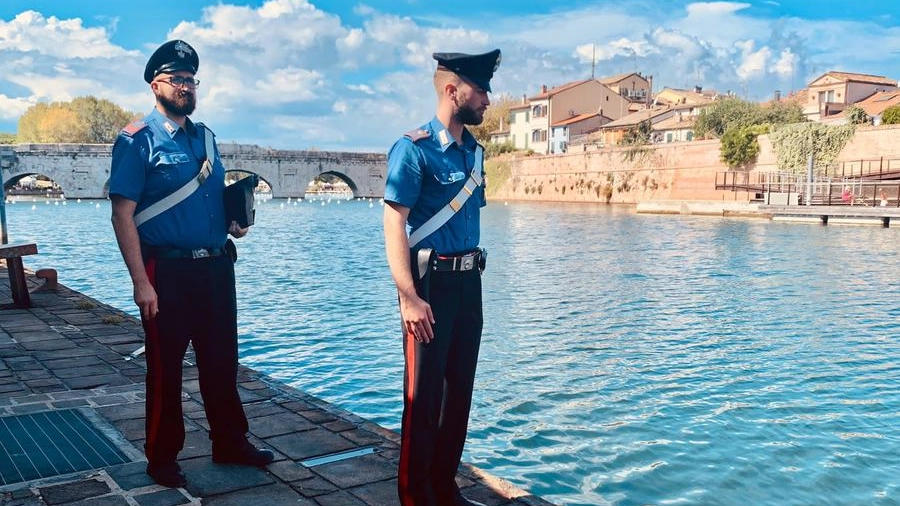 I carabinieri sulla riva del portocanale di Rimini