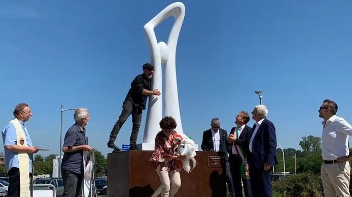 

Inaugurata a Canossa l'opera d'arte di Toni: "Riconciliazione" per un futuro di pace