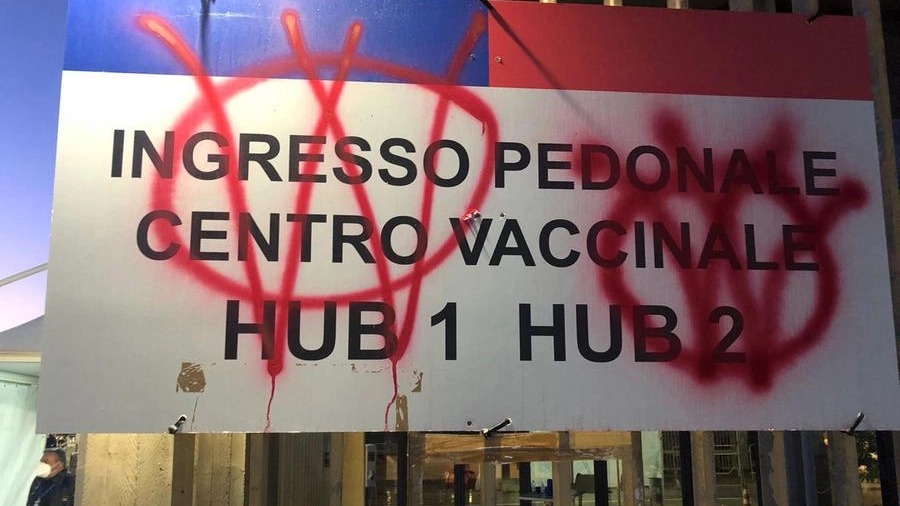 Scritte contro i vaccini e contro il governo comparse all'hub fiera di Cagliari (Ansa)