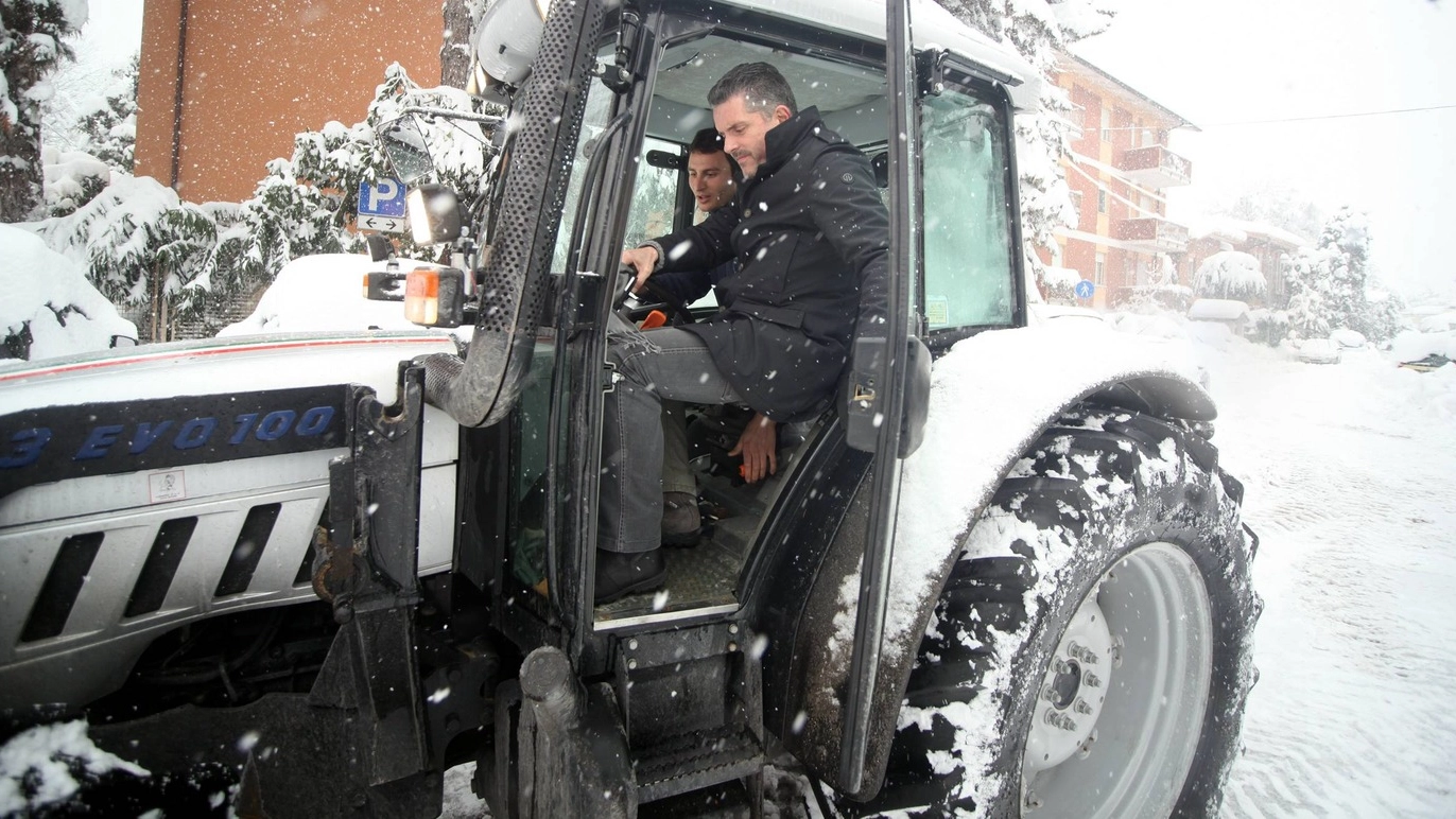 Il sindaco di Cesena Lucchi in azione ai tempi del nevone, nel febbraio del 2012