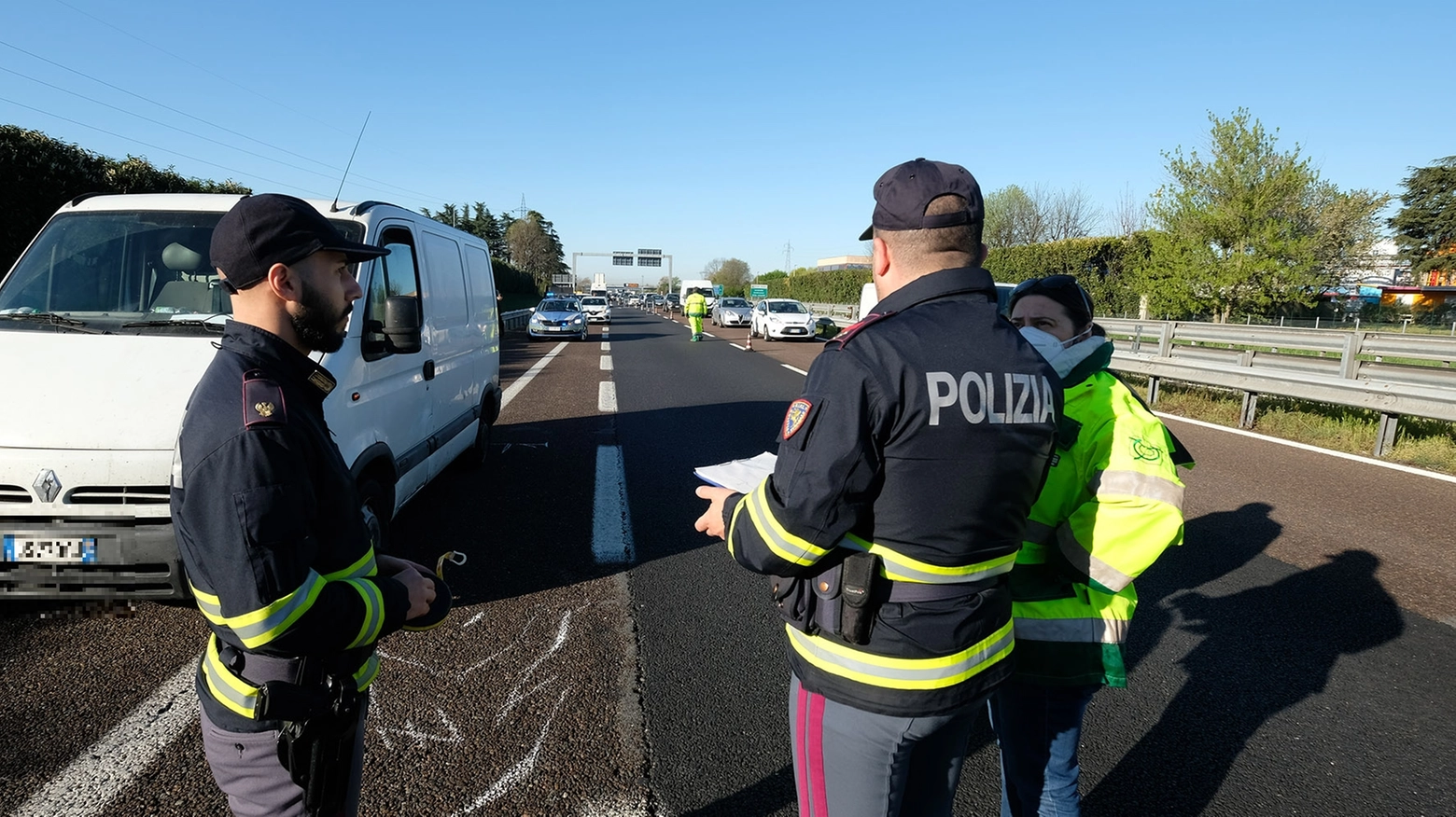 Sul posto sono intervenuti gli agenti della Polstrada e il personale di autostrade (foto di repertorio)