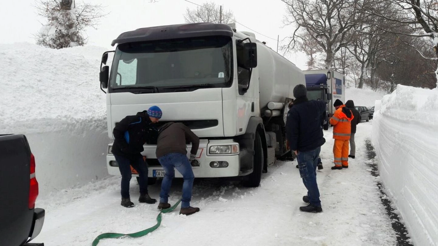 Il camion bloccato sulla neve