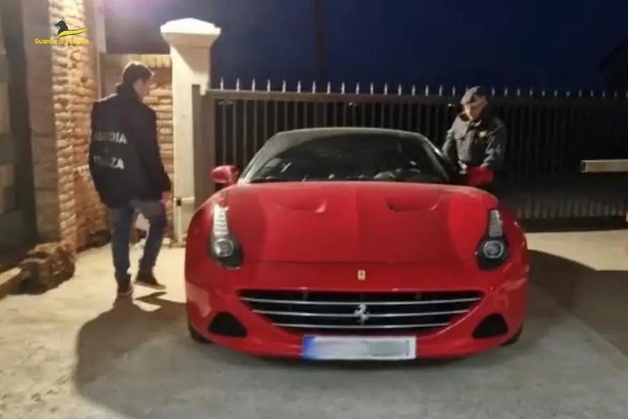 I finanzieri durante i controlli, tra i beni sequestrati una Ferrari