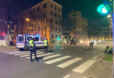 Incidente a Modena, due ragazze investite sulle strisce da un Suv. L’automobilista: "Sono passate col rosso"