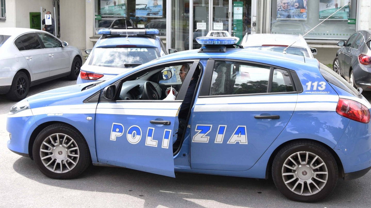 Un’auto  della polizia di Stato