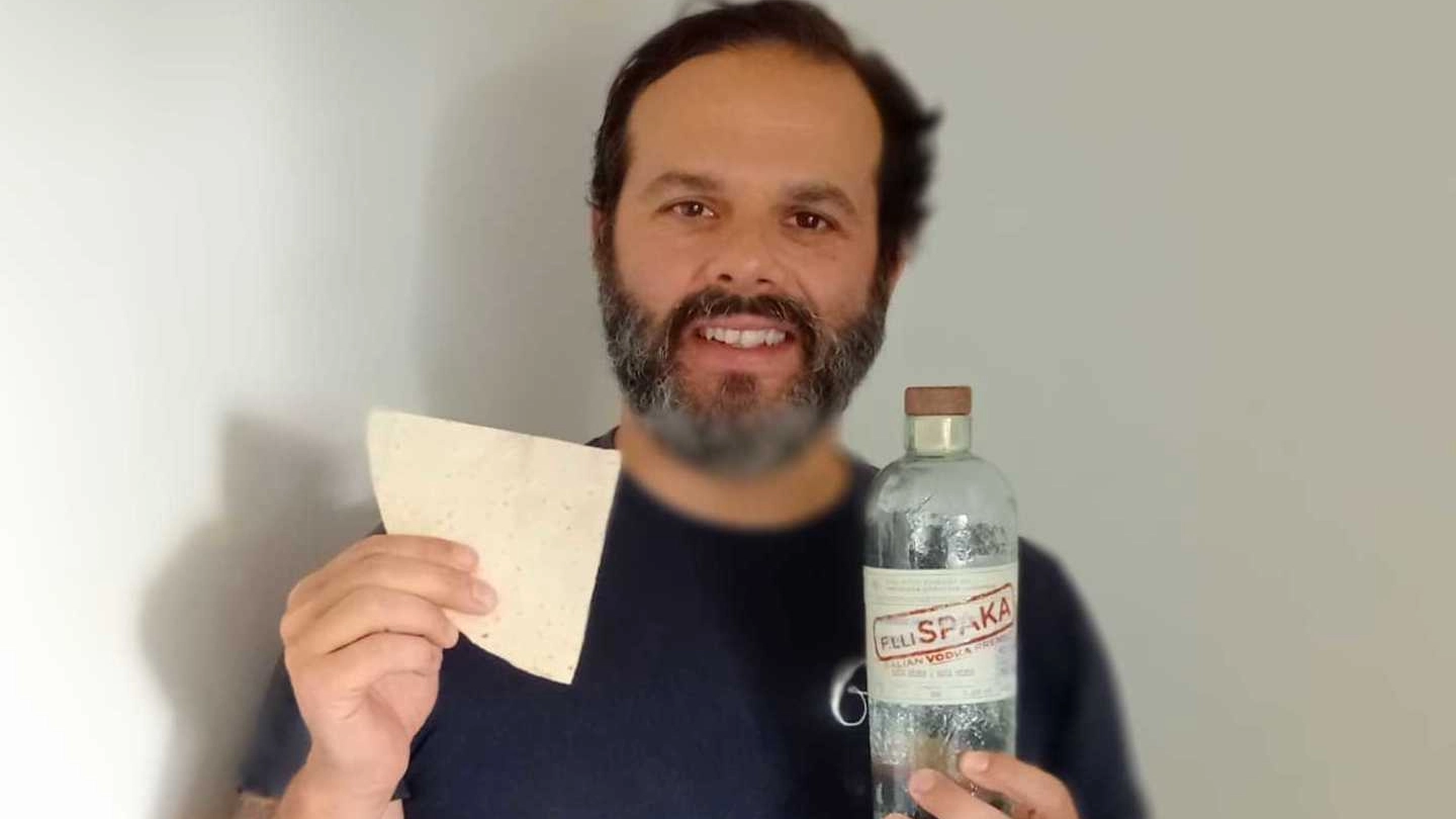 Federico Lugaresi, ideatore della Premiata officina Lugaresi, mostra la sua ultima trovata: la vodka premium italiana dei fratelli Spaka ottenuta con un distillato di piadina