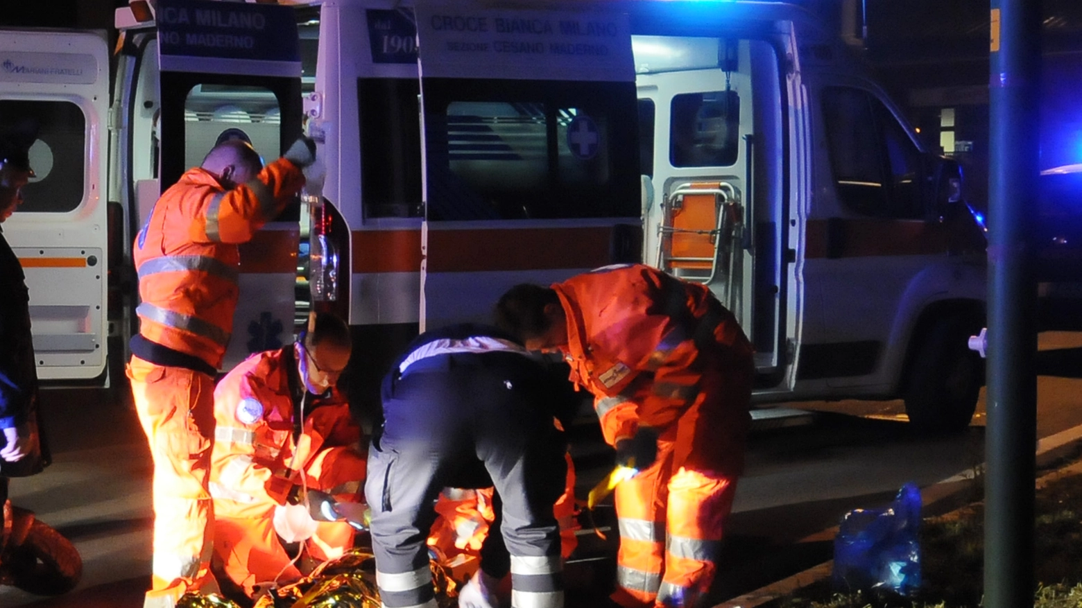 L'ambulanza soccorre il ferito (immagine di repertorio)