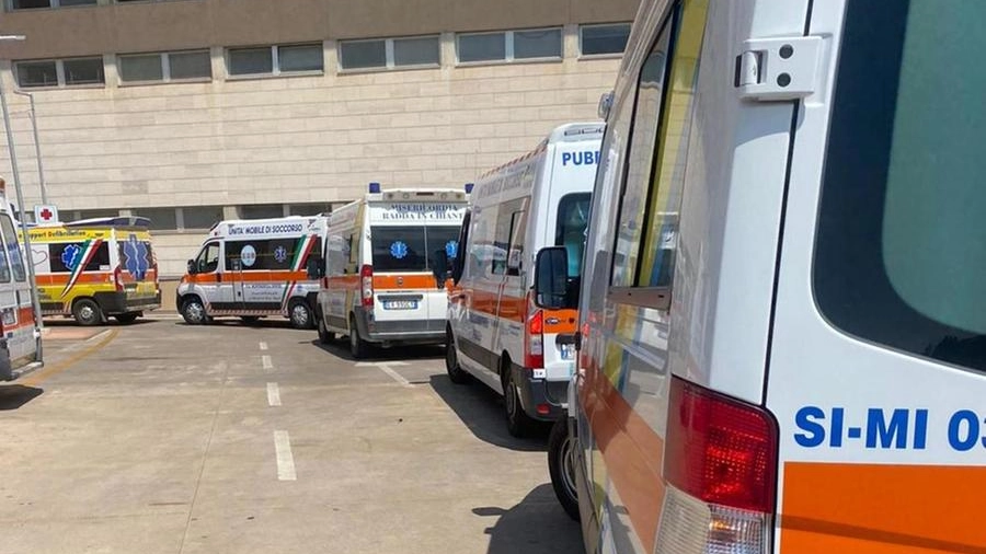 La fila delle ambulanze a Siena