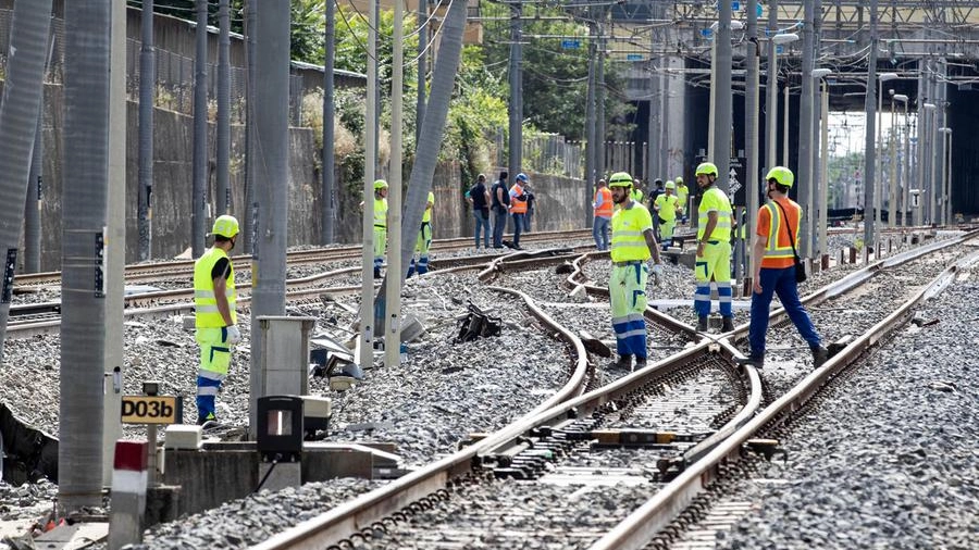 Tecnici e vigili del fuoco al lavoro nei pressi della galleria Serenissima 