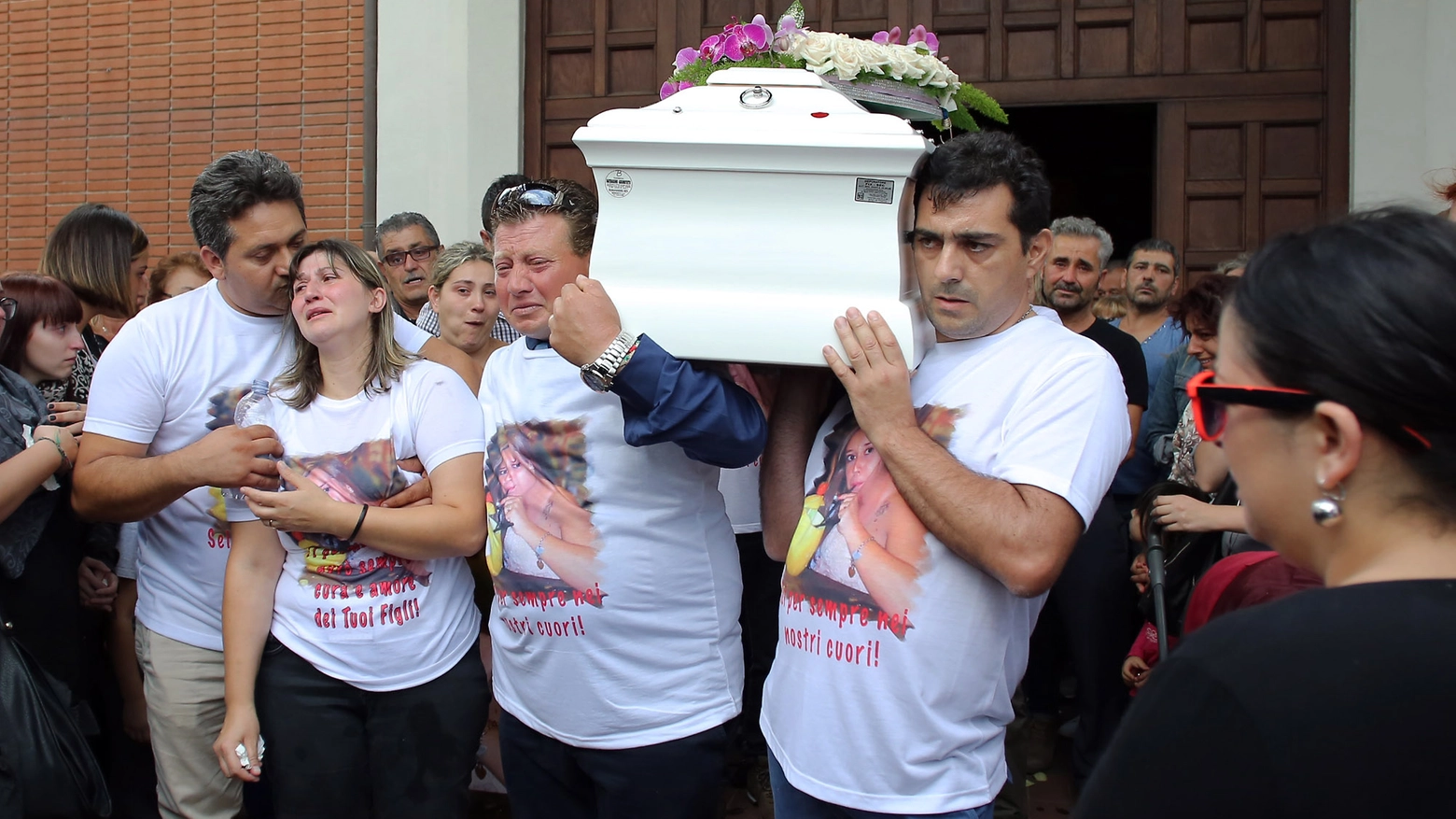 Il funerale di Ivana Intilla, lo strazio della sorella (foto Petrangeli)