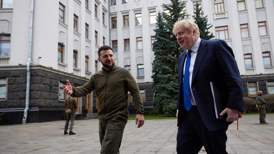 Boris Johnson in visita a Kiev dal presidente Zelensky (Ansa)