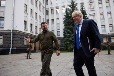 Russia: ingresso vietato a Boris Johnson. Times: "Forze speciali Gb addestrano ucraini"