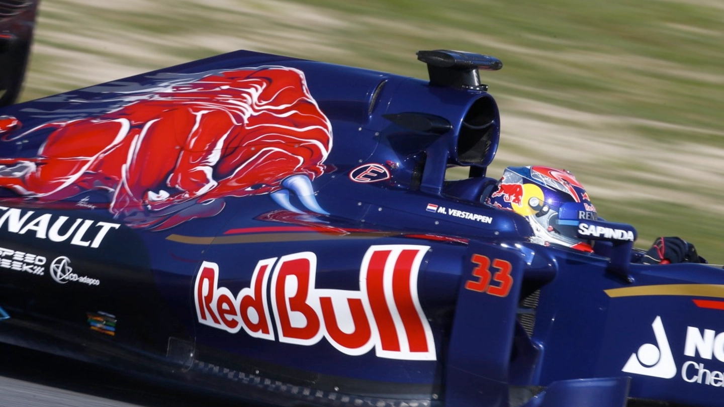 Max Verstappen sulla Toro Rosso nei recenti test a Barcellona (Lapresse)