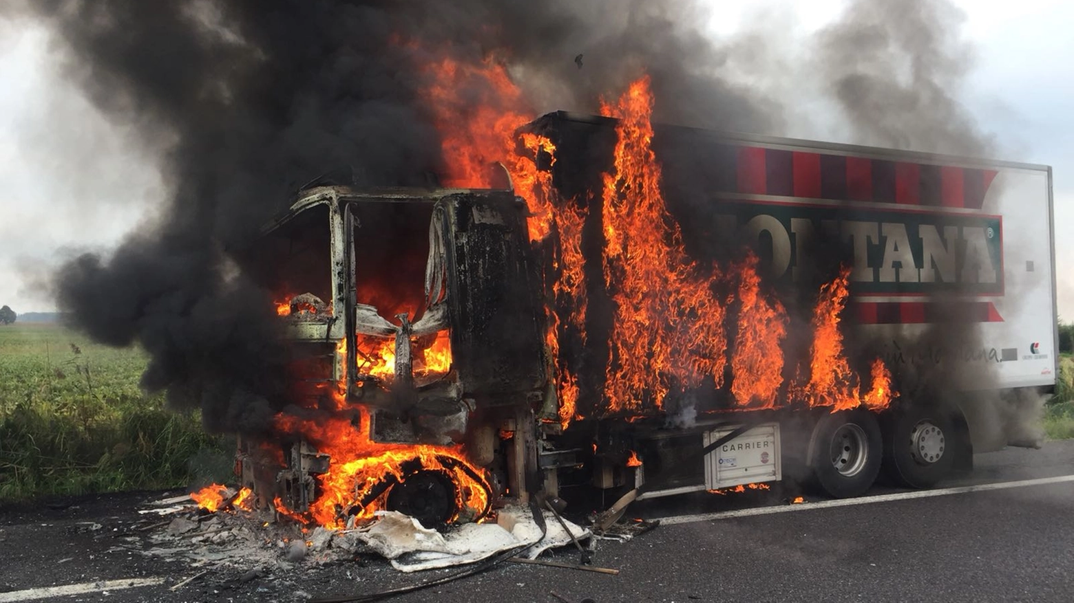 Il camion in fiamme in A13