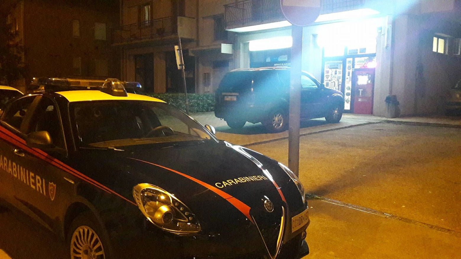 I carabinieri davanti alla tabaccheria rapinata