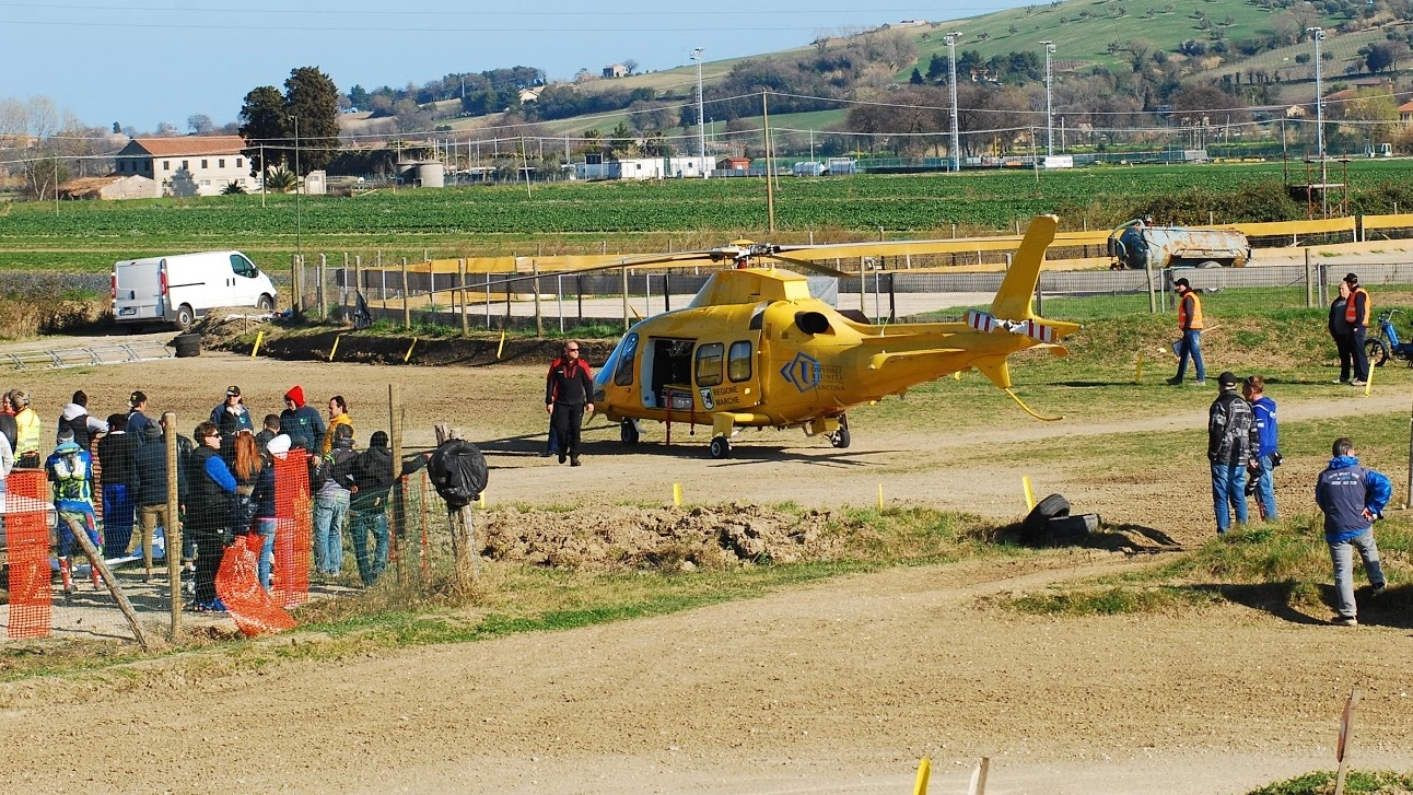 L’eliambulanza al crossodromo di Potenza Picena, durante i soccorsi ai feriti (foto di Pierdamiano Lucamarini)