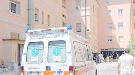 Un’ambulanza che entra al Salesi