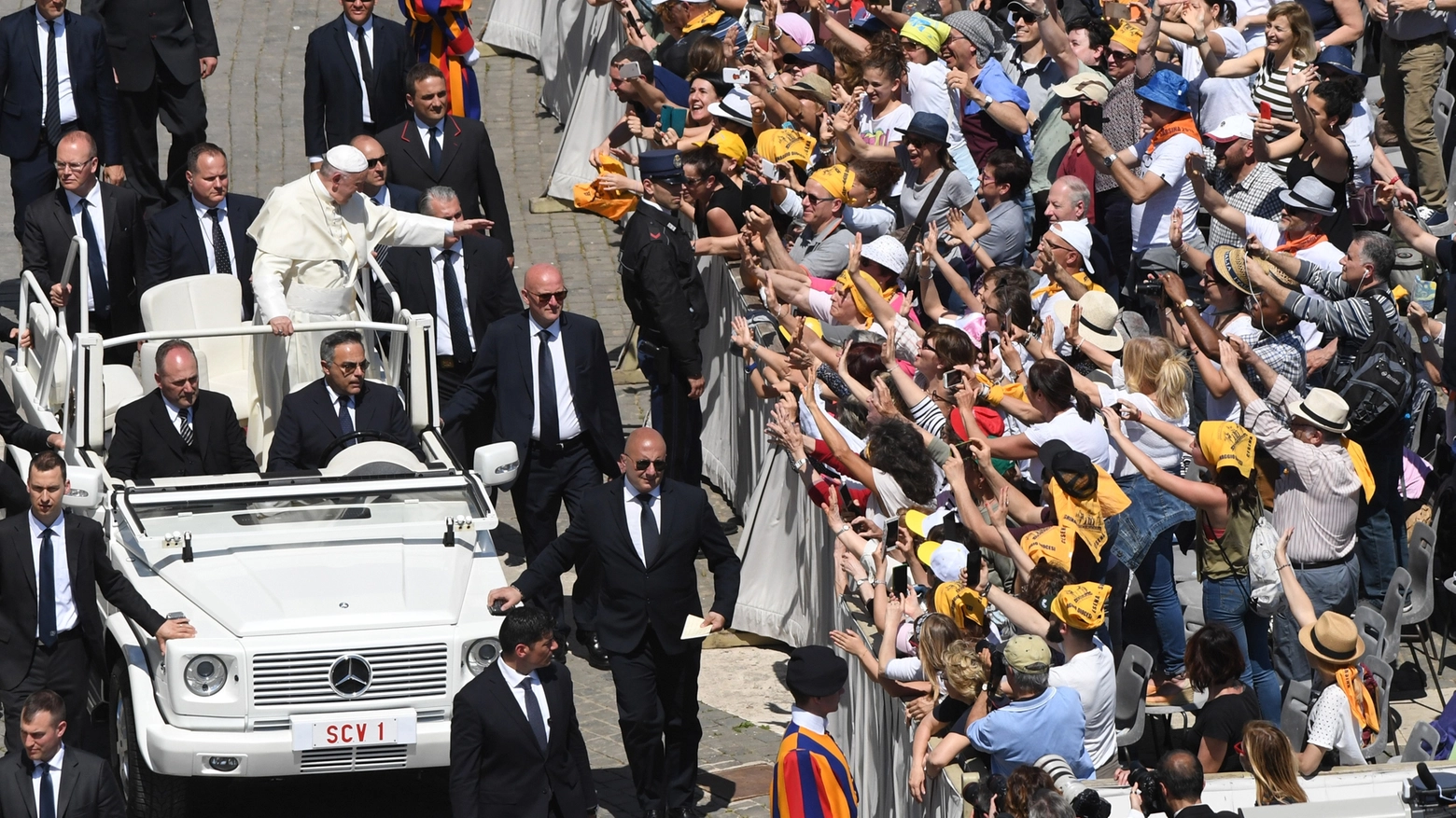 Il Papa e i pellegrini in piazza san Pietro